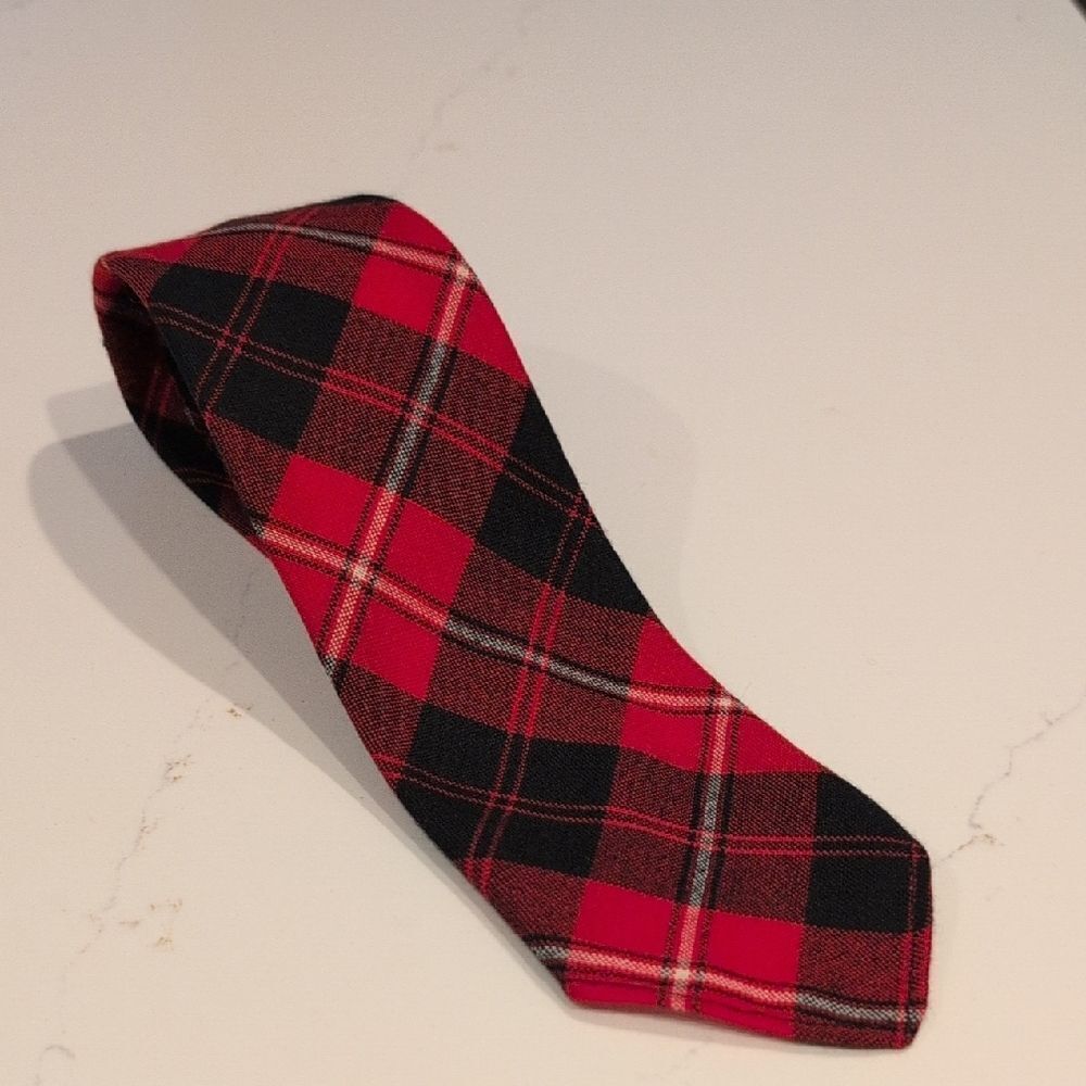Classic Red & Black Cunningham Tartan Plaid Men's Tie New Wool Made in Scotland